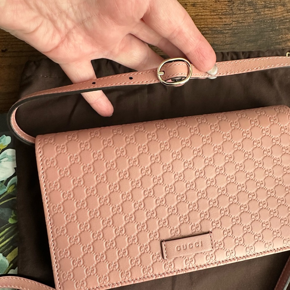 Gucci Micro GG Guccissima leather crossbody wallet - Picture 6 of 8